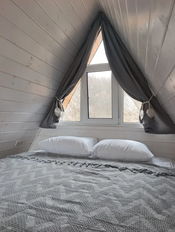 Домик у озера