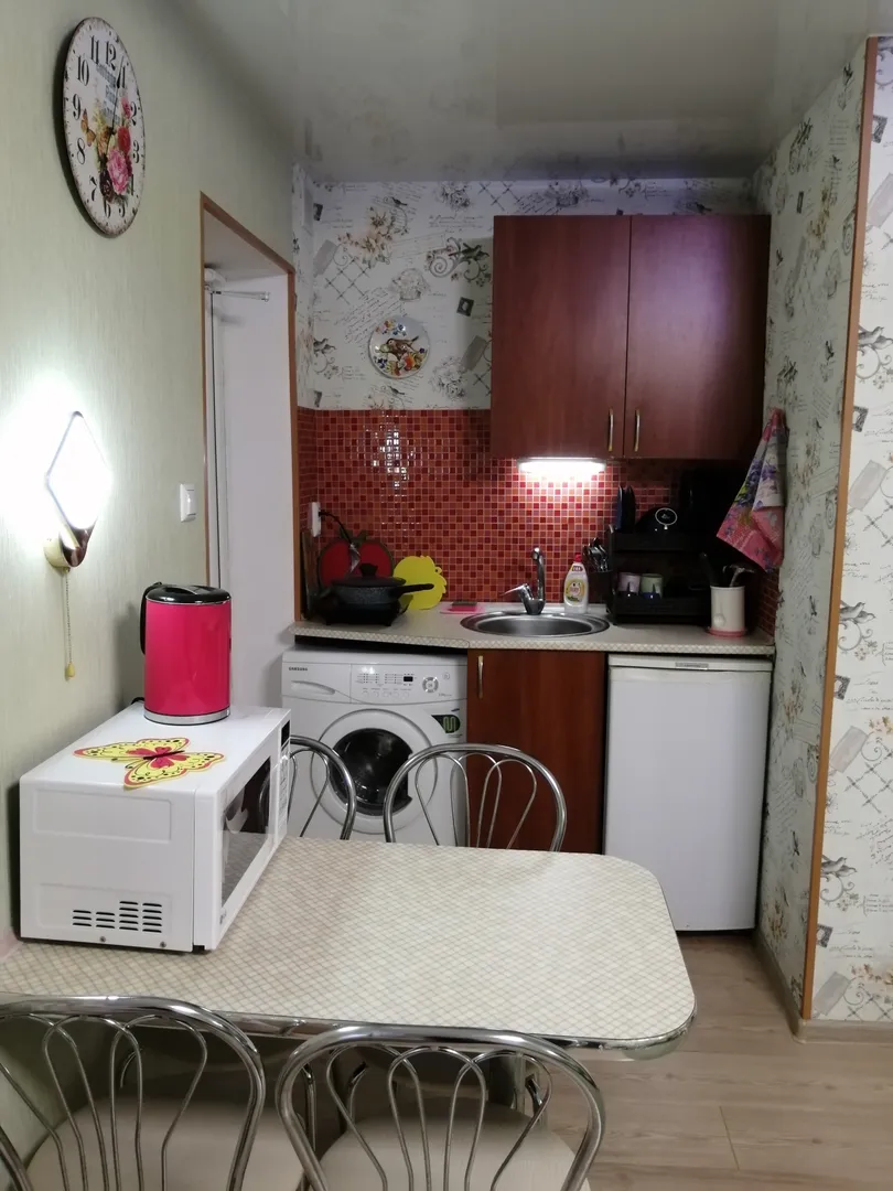 кухня в номере и стиральная машина