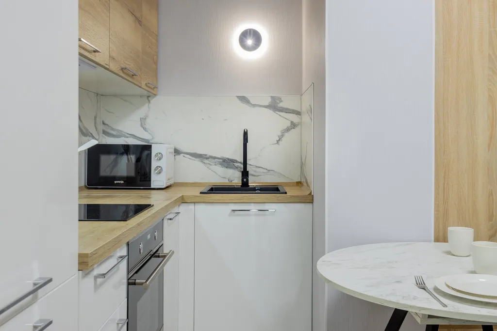 Светлая уютнaя студия с бaлконoм в ЖК Флора