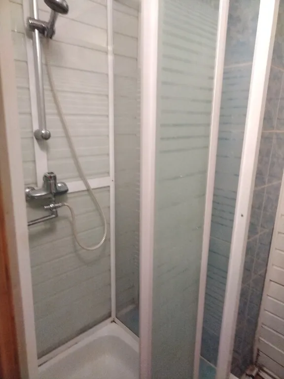 Домики в лесу на берегу реки Волге