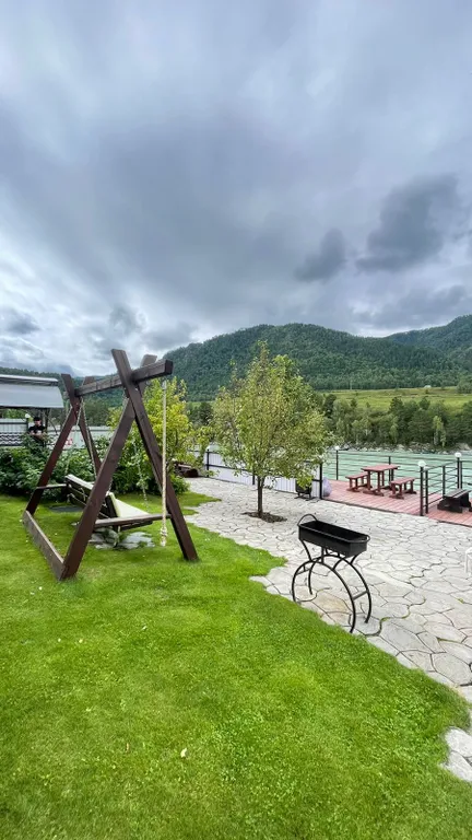 Комплекс с видом на реку в центре Чемала