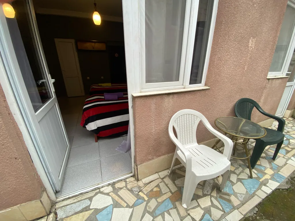 Номер с двориком и двумя кроватями