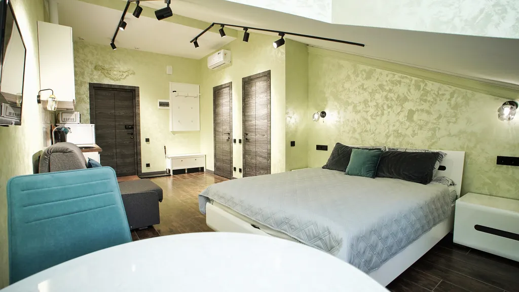 Просторная и уютная студия с балконом, идеальный вид на горы, центр