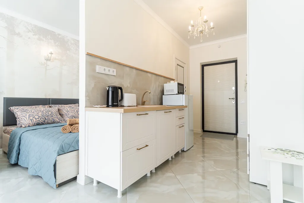 Стильная студия с потрясающим видом на море и город