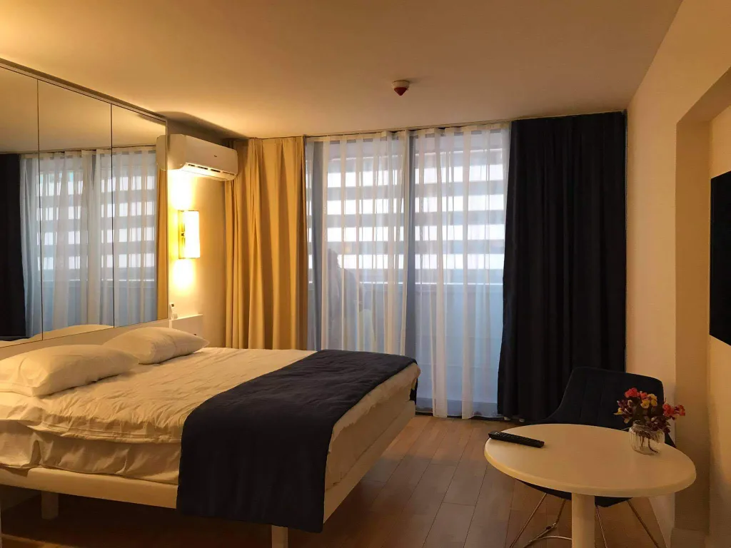 Студия с видом на море