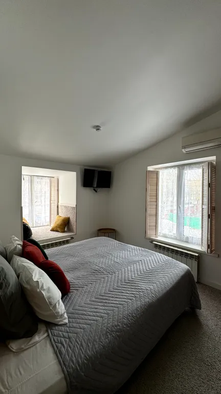 Дабл с видом на оживленный дворик кафе