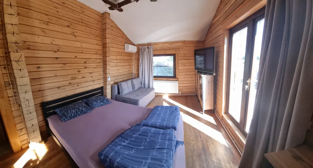 Уютный дом на берегу реки