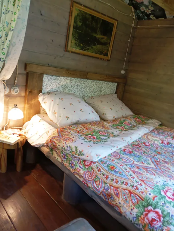 Изба с уютом детства, деревенский дом с баней и русским бытом