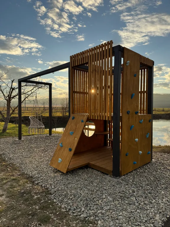 Дом возле озера с 2 террасами и отдельной спальней