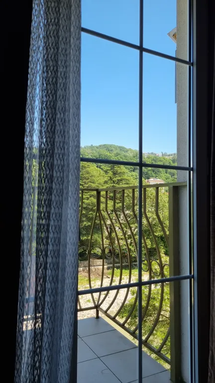 Видовая, уютная квартира с балконом у реки в центре