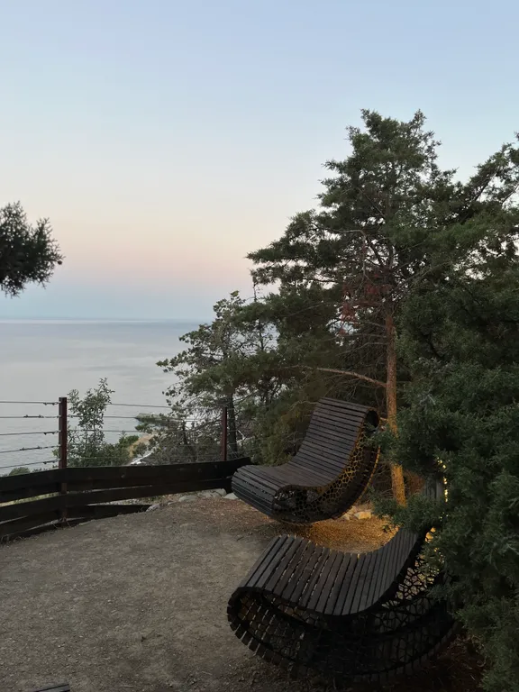 Квартира-студия в окружении хвойного леса и гор.