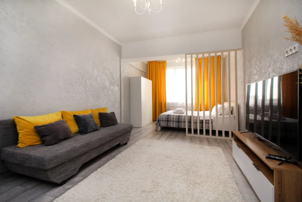 Квартира Студия, центр, с ярким акцентом — Алматы