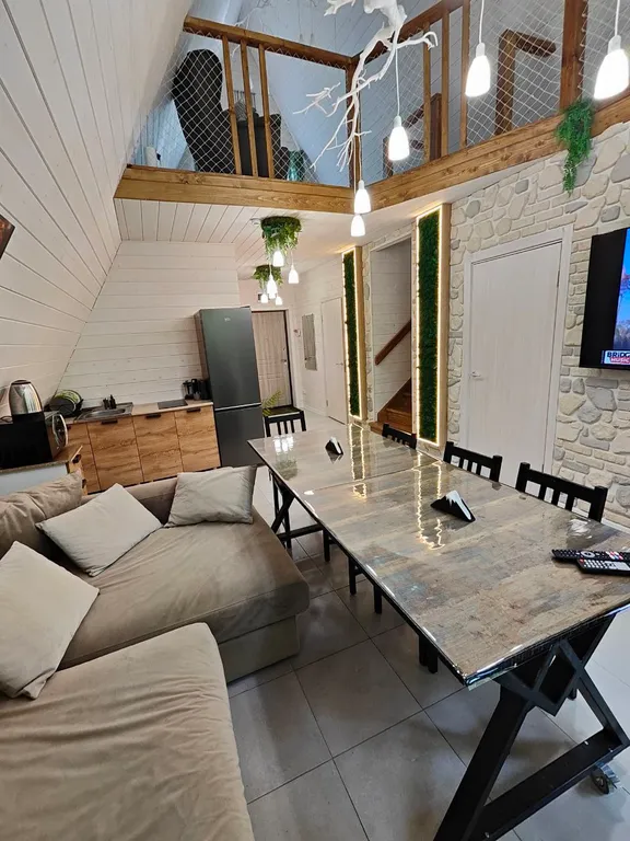 Большой уютный дом в лесу