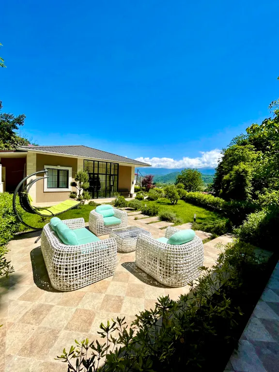 Стильный дом с открытым бассейном и сауной