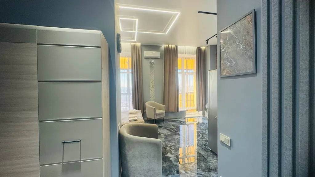 Студия скай класса в стиле модерн с панорамным видом на город