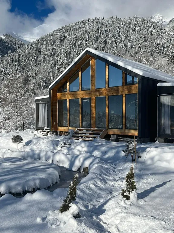 Коттедж с панорамными окнами и видом на горы