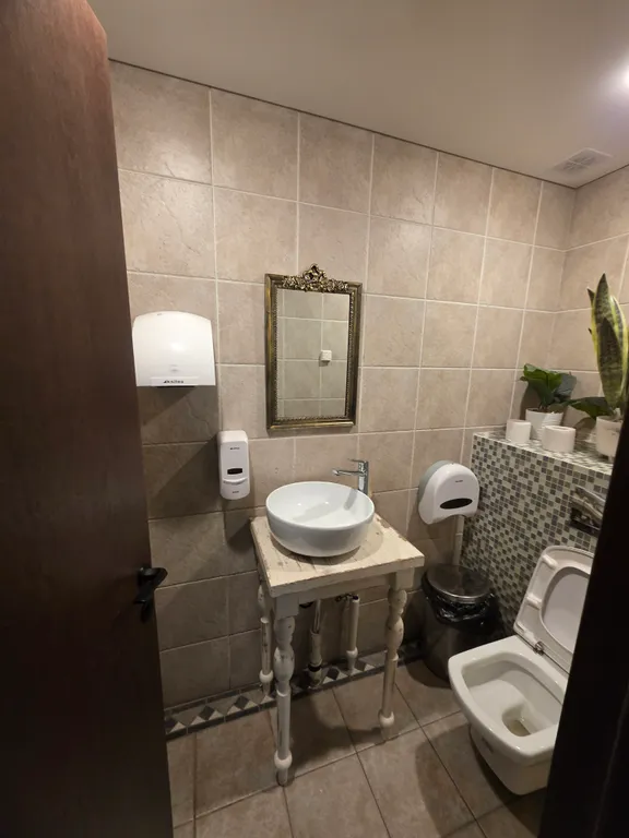 Загородный дом с бассейном и банкетным залом