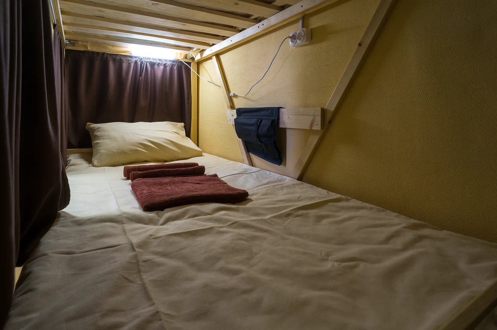 Кровати оснащены индивидуальным освещением , розеткой и шторками.