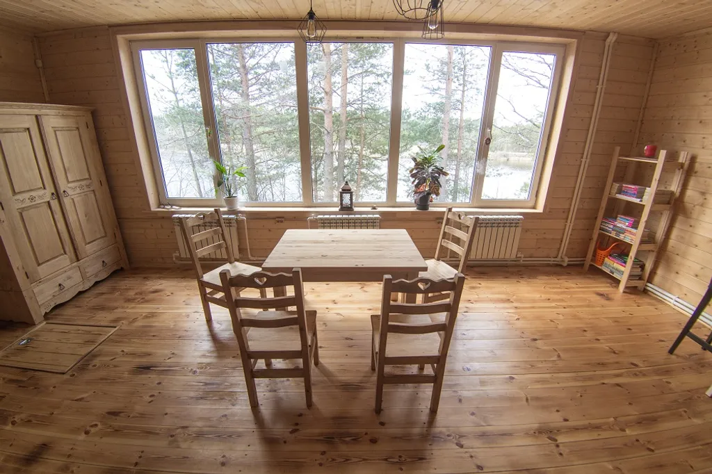 Жёлтый домик с панорамными окнами на берегу реки