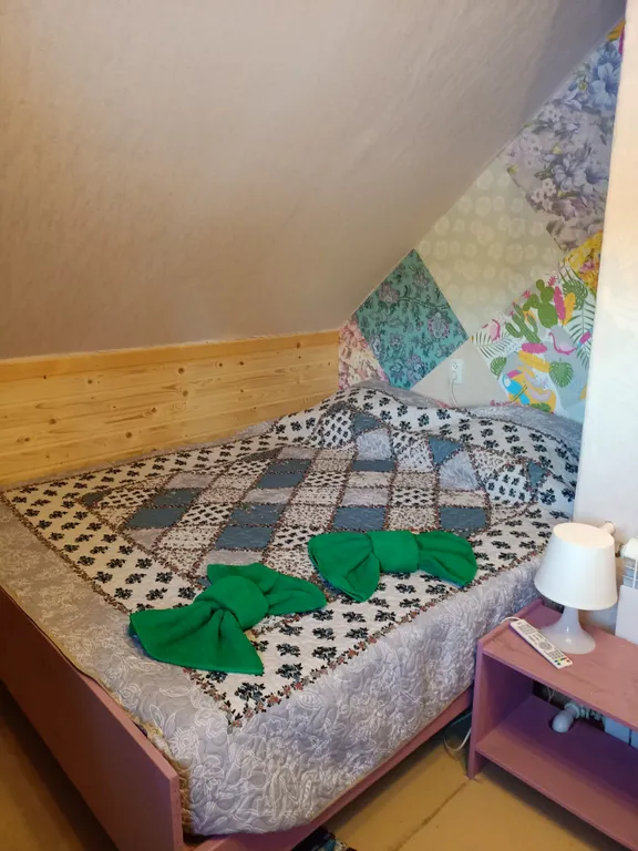 Уютный дом у пруда