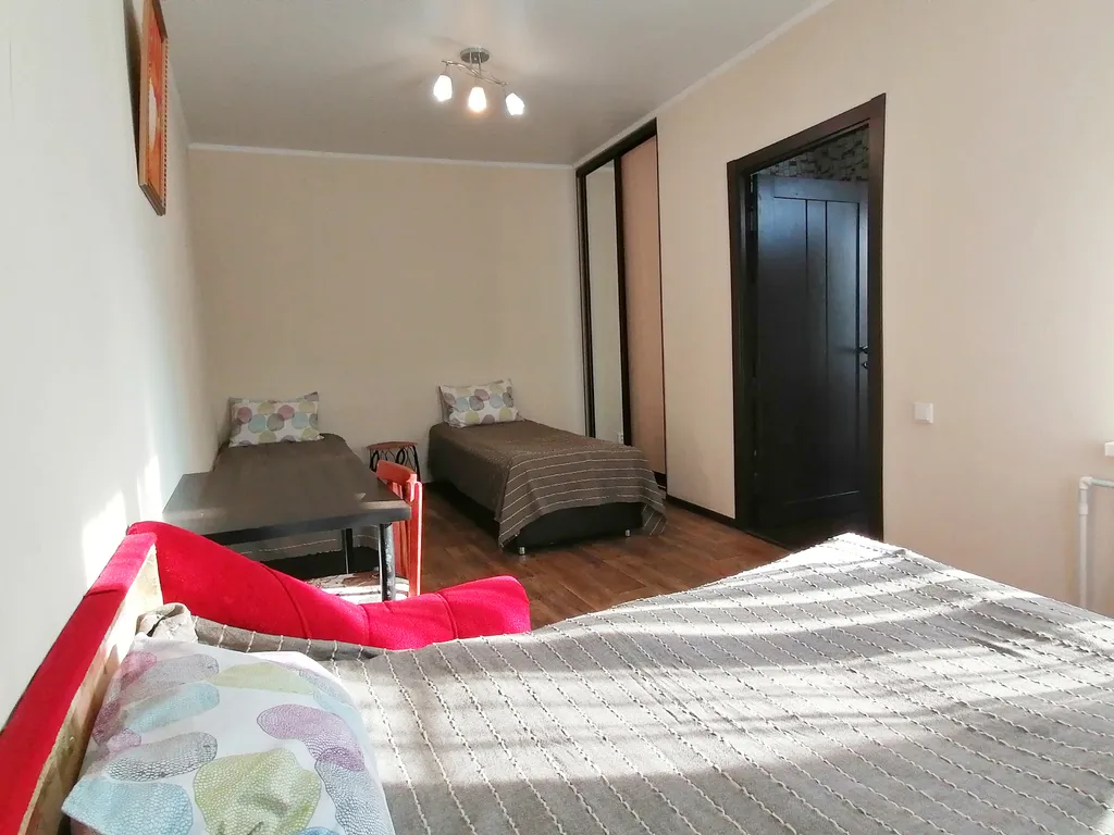 Двухкомнатный вместительный дом со двором