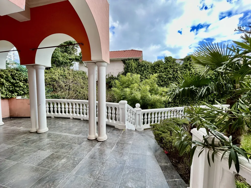 Вилла с бассейном и сауной в центре Ялты