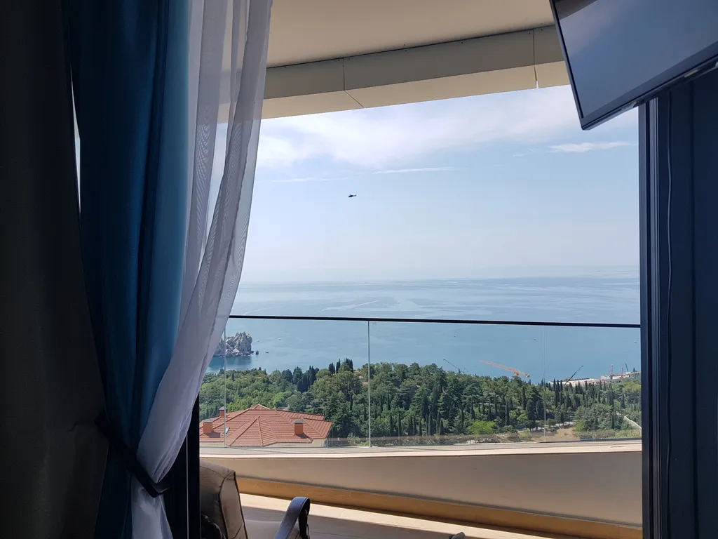 Квартира с панорамным видом на море и горы на юбк