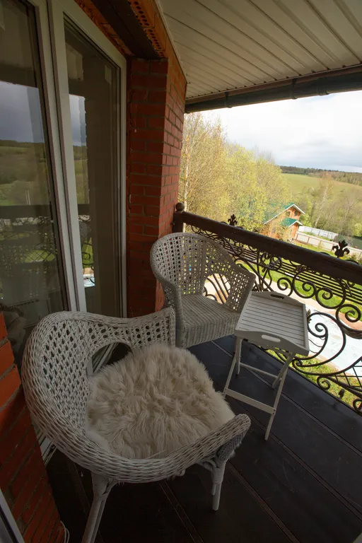 Большой трехэтажный дом