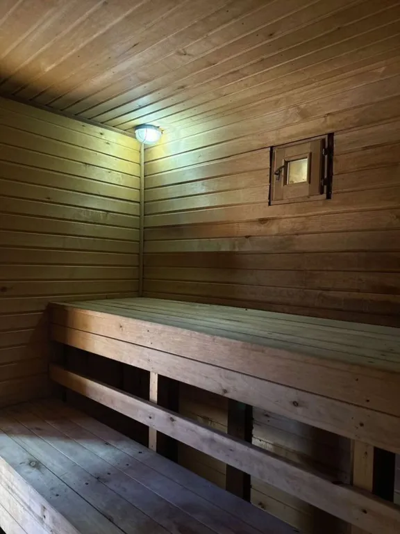 Дом баня на берегу водоема