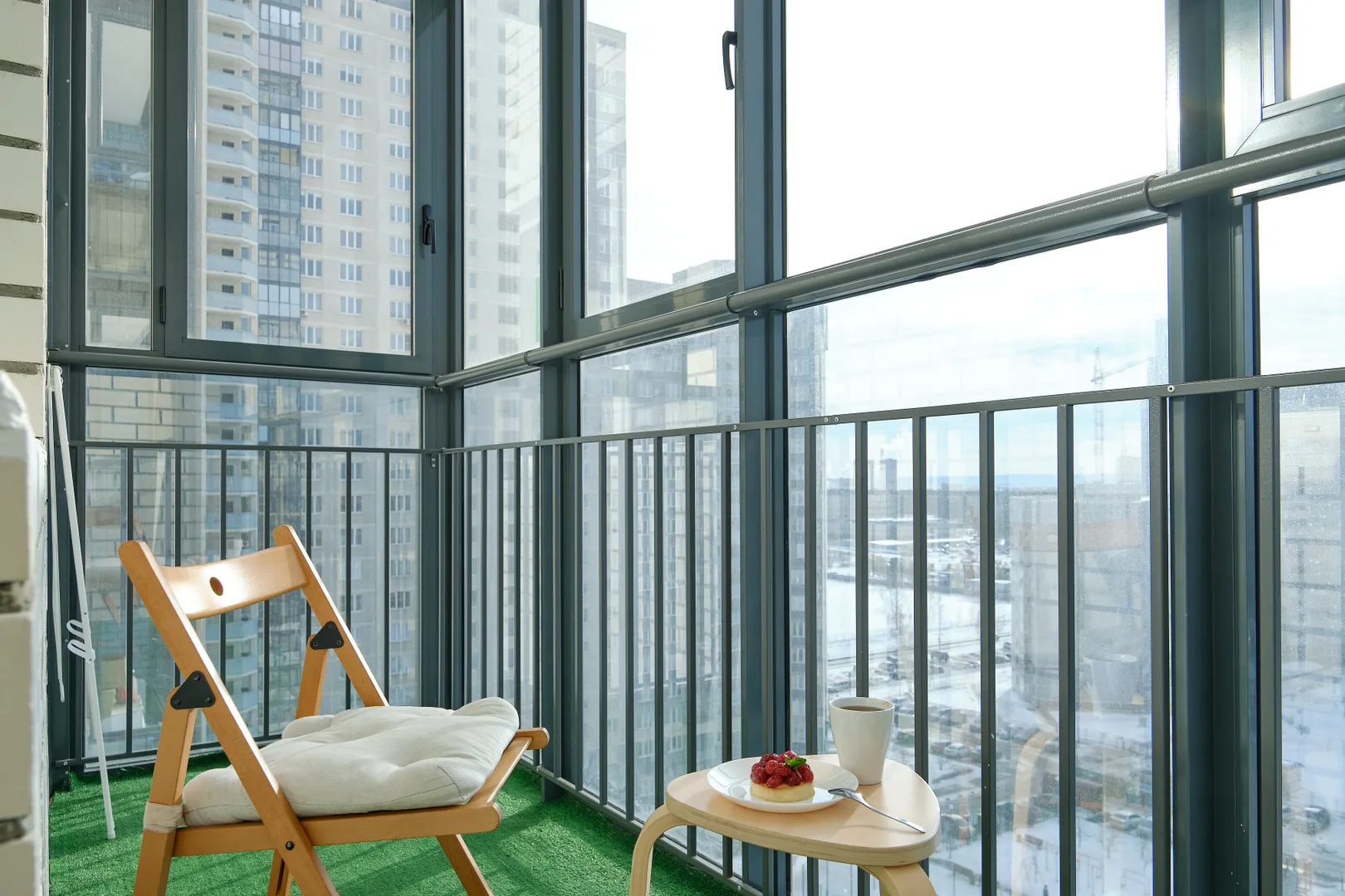 Балкон. Прекрасный вид. Вы всегда можете приятно отдохнуть в наших апартаментах.