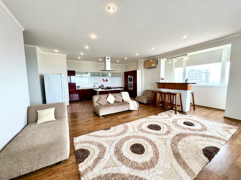 Просторная квартира с видом на море в центре города