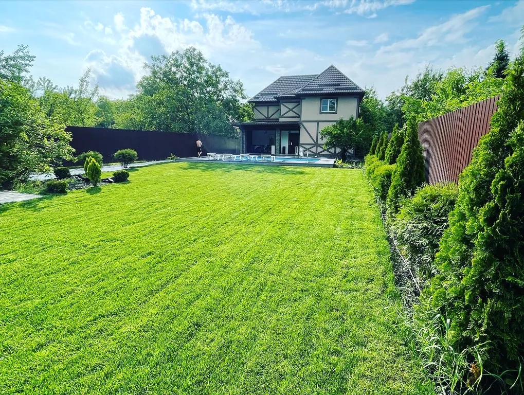 Дом с баней и бассейном