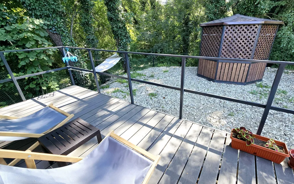 Уютный дом у реки с беседкой и верандой