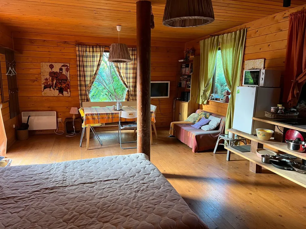 Коттедж Уютный деревянный дом с ландшафтным садом у озера — Шеметово