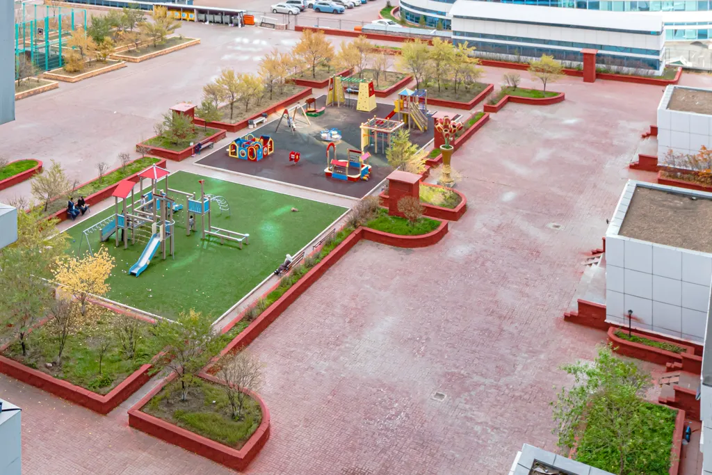 Рядом с Байтереком в золотом квадрате