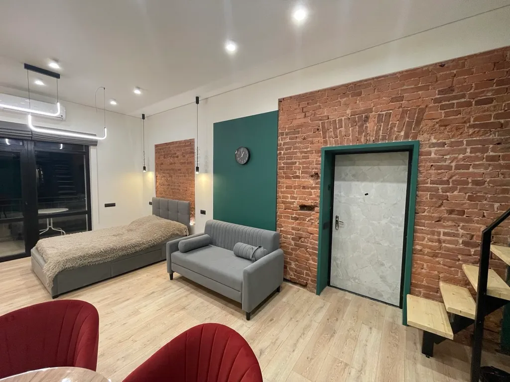 Уютная студия в центре города С балконом в 2 минутах от моря