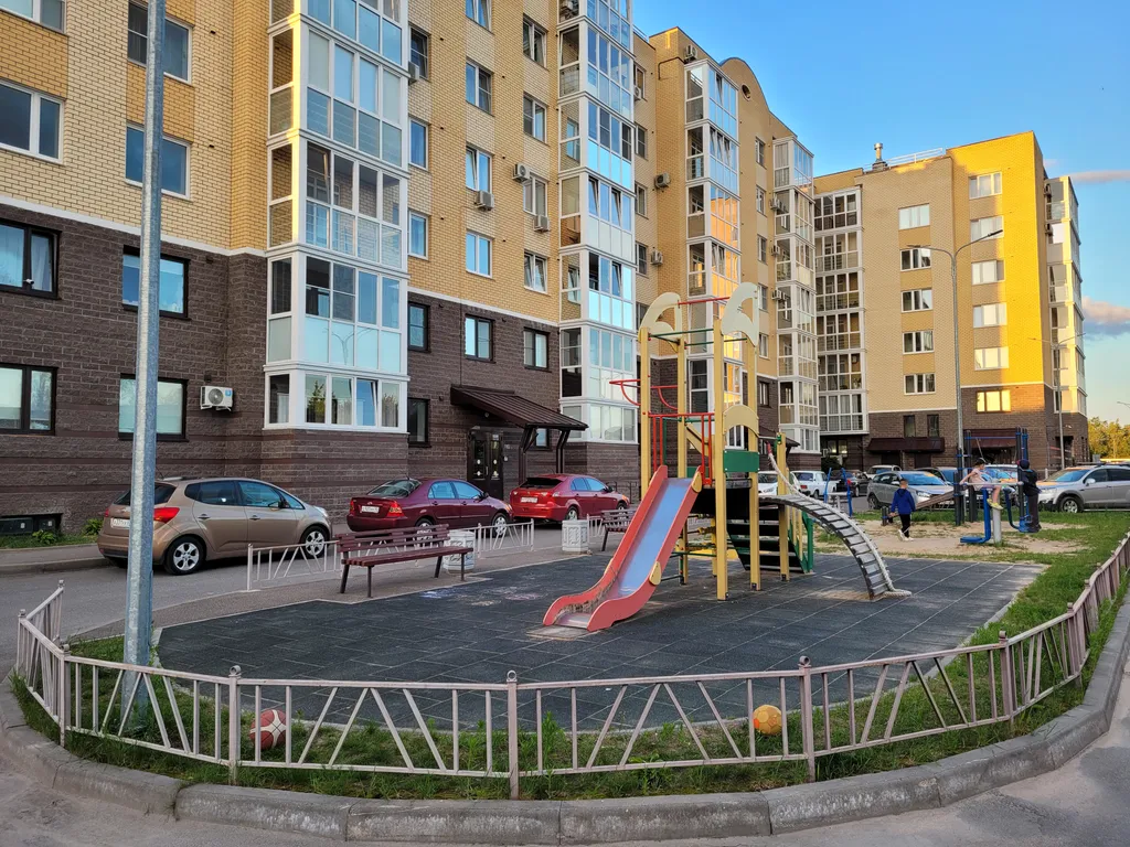 Солнечная стильная евродвушка в новом доме недалеко от центра города