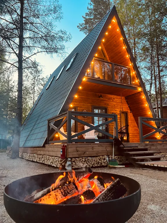 Дом-шале в окружении сосен + зона барбекю с костровой чашей и мангалом