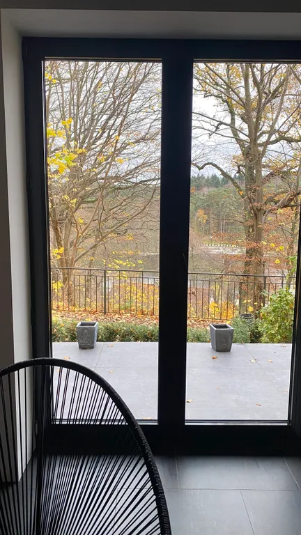 Стильная квартира с видом на озеро