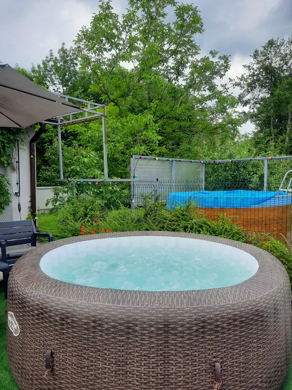 Милый домик в стиле прованс с камином, горячей купелью, баней, бассейном