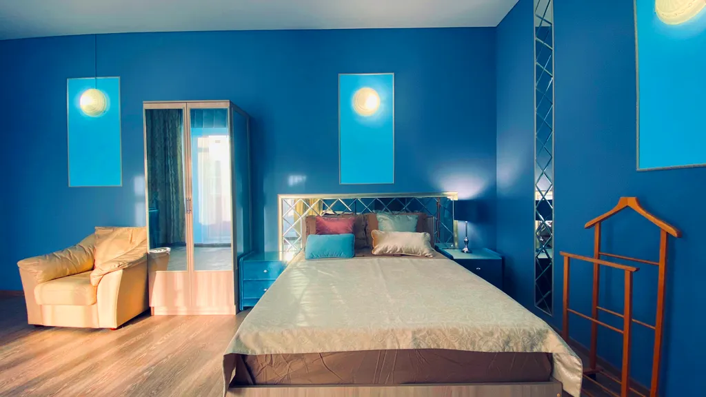 Просторная квартира с лоджией на площади Революции