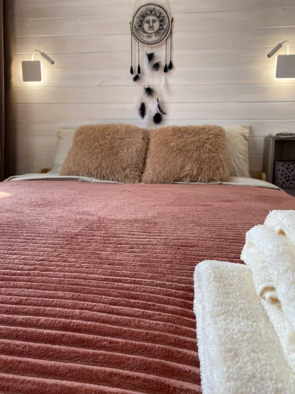 Домик с панорамными окнами и беседкой