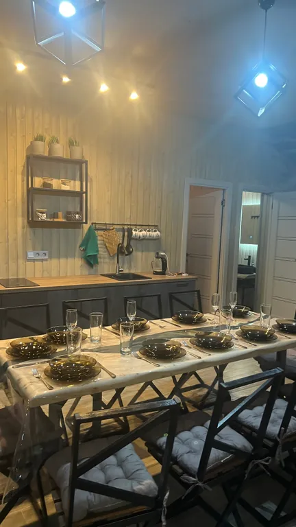 Вилла с бассейном на берегу реки