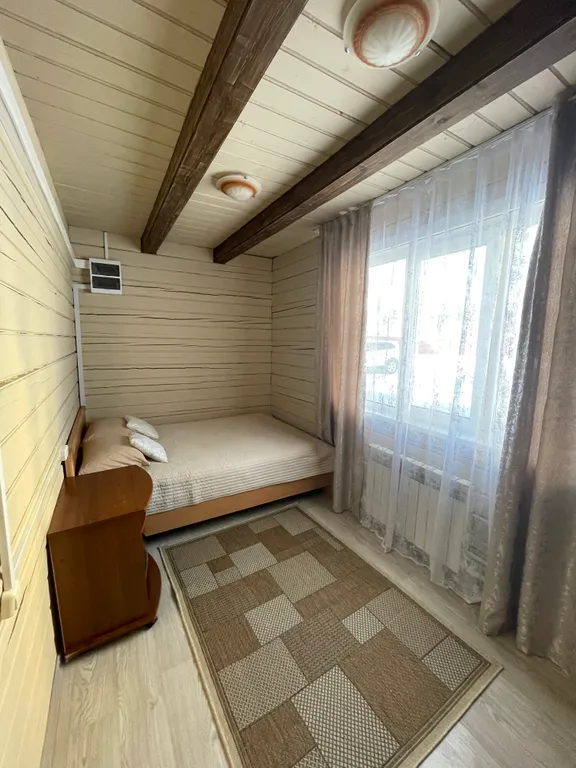 Небольшой уютный дом рядом с пихтовым лесом