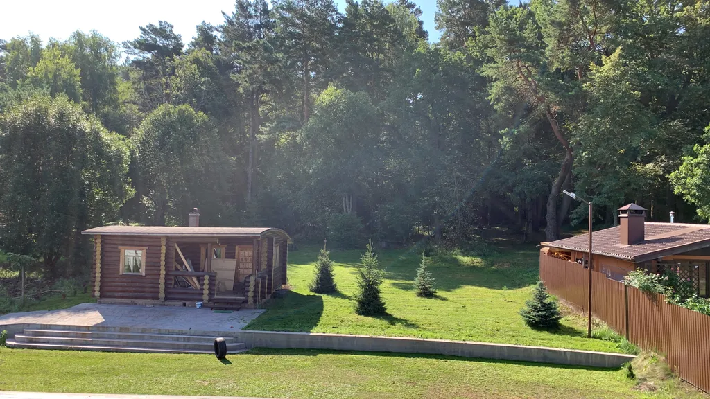 Загородный дом в лесу у реки