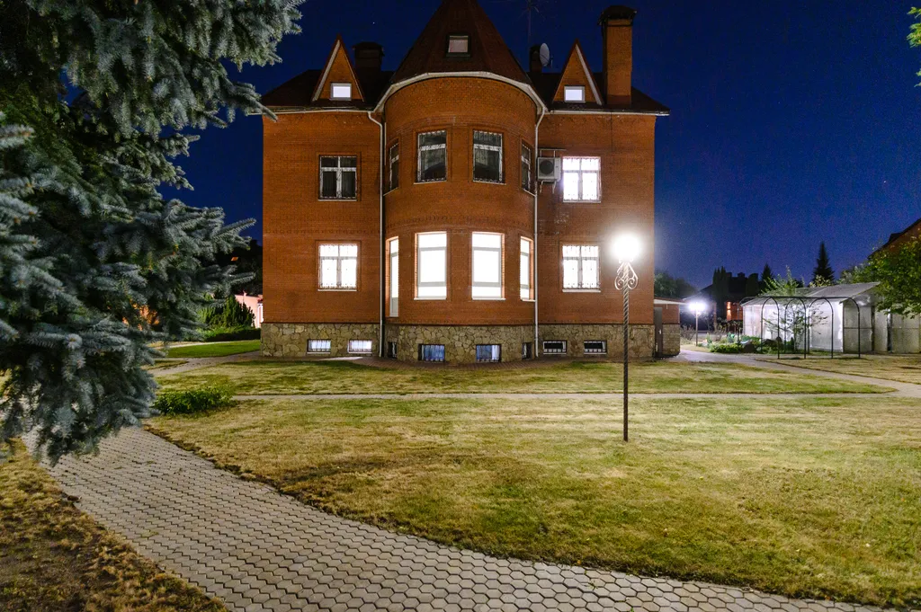 Коттедж Дом в элитном поселке с бассейном и сауной! — Вешки