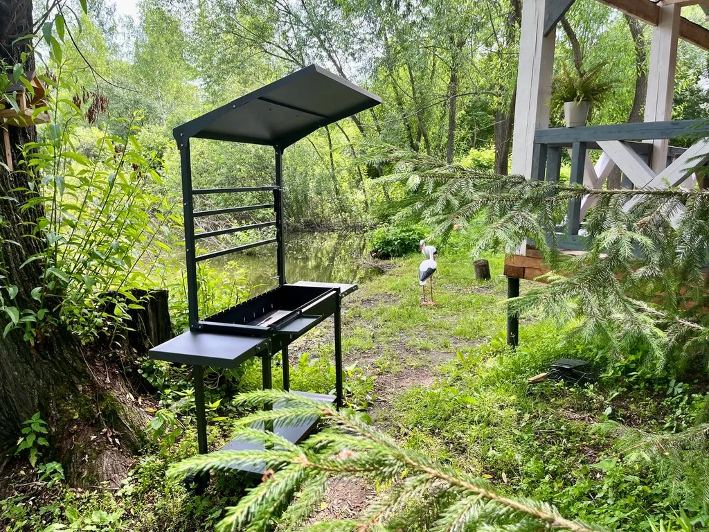 Просторный новый дом на берегу озера у родника