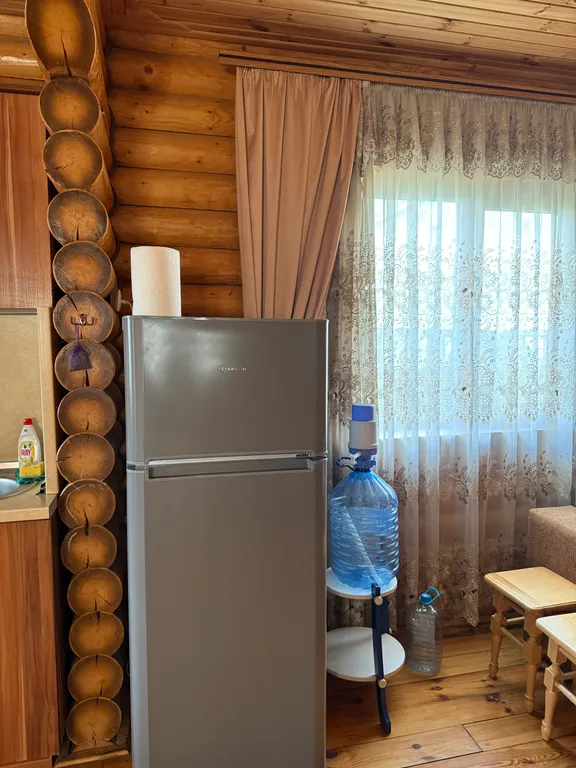 Деревянный домик возле моря