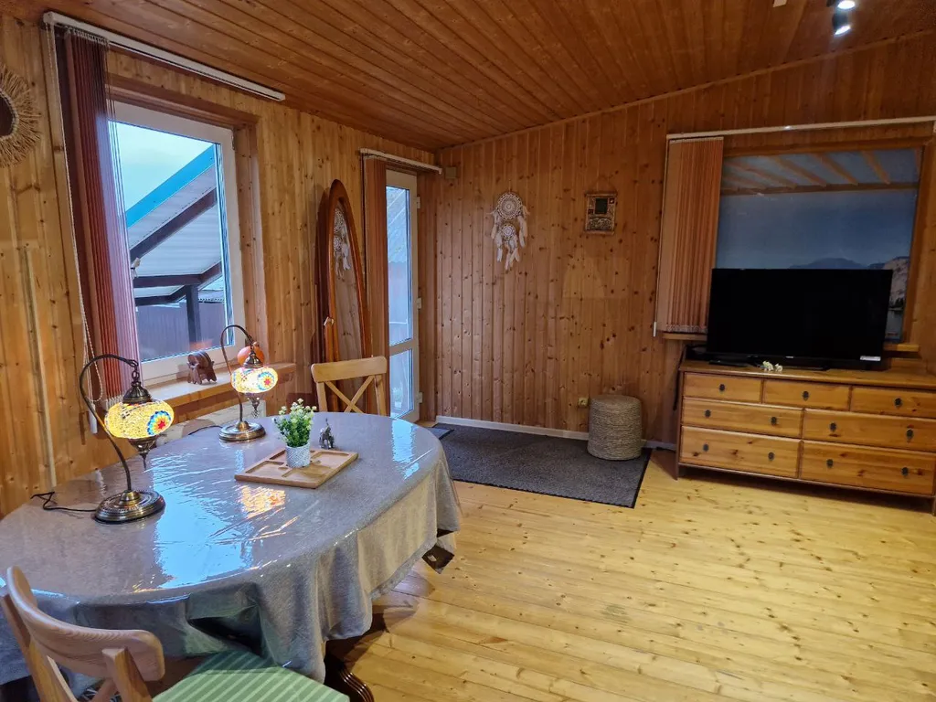 Дом с финской сауной внутри дома с большой беседкой и барбекю