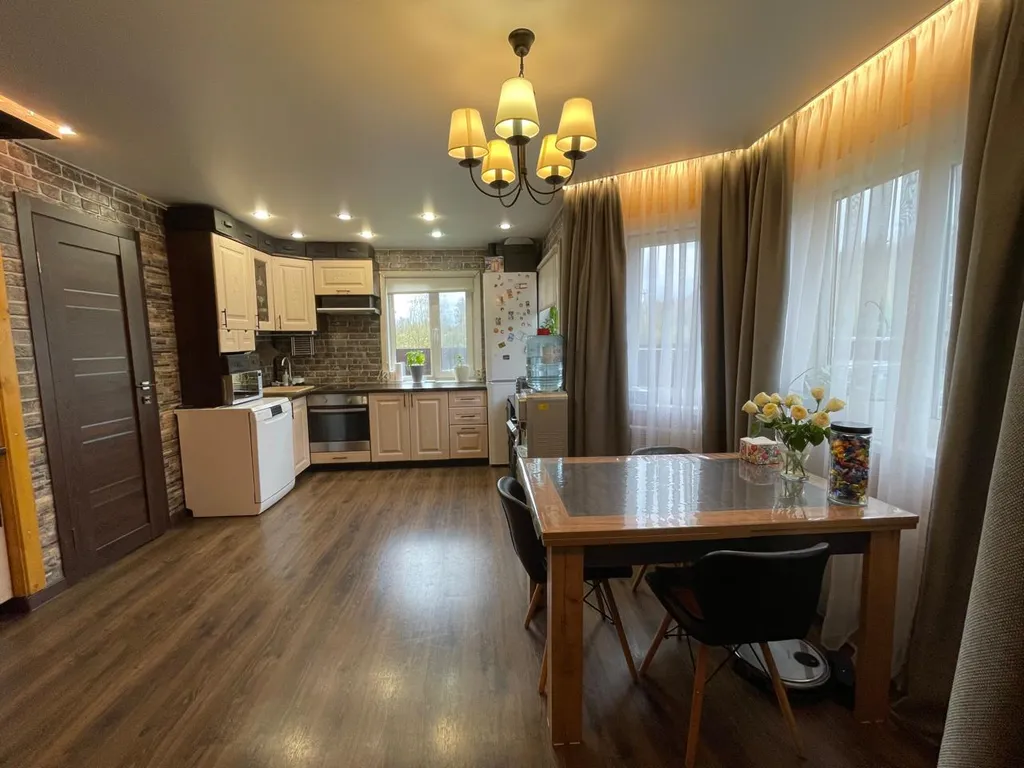 Загородный дом с беседкой